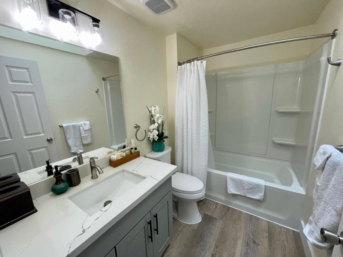 Tacoma 2 Bedrooms 1 Baths Sleep 5 With Compact Kitchen Exterior photo