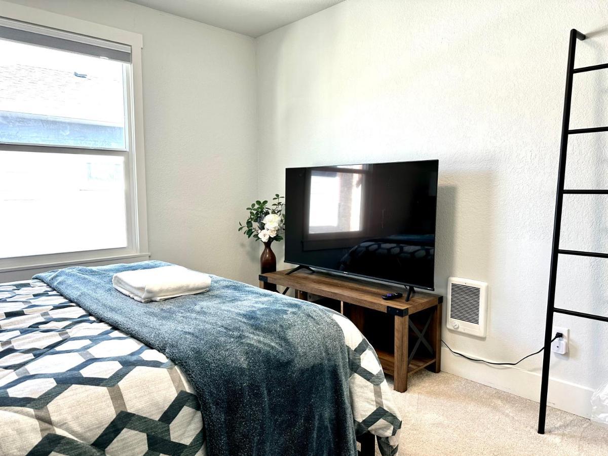 Tacoma 2 Bedrooms 1 Baths Sleep 5 With Compact Kitchen Exterior photo
